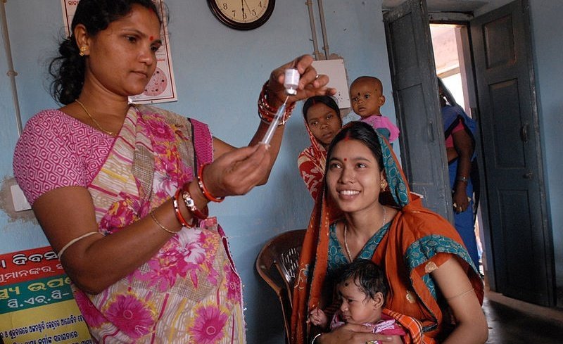 A&#x20;community&#x20;health&#x20;worker&#x20;gives&#x20;a&#x20;vaccination&#x20;in&#x20;Odisha