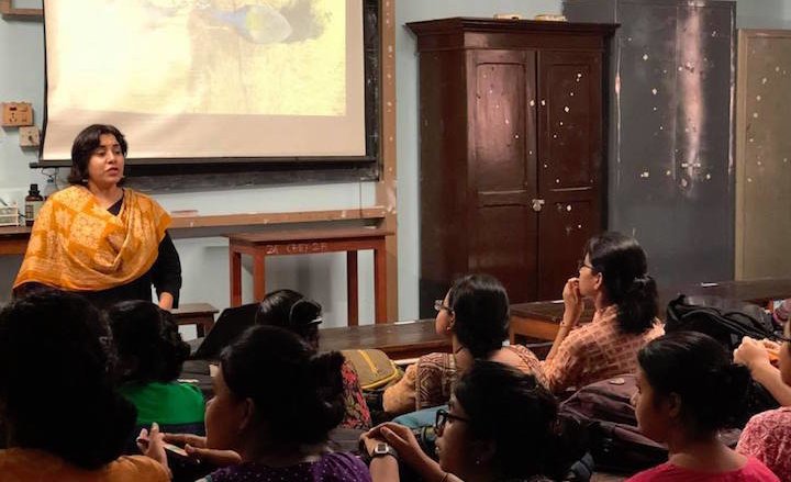 Manjari&#x20;teaching&#x20;animal&#x20;behaviour&#x20;to&#x20;undergraduates&#x20;at&#x20;Maulana&#x20;Azad&#x20;College,&#x20;Kolkata.