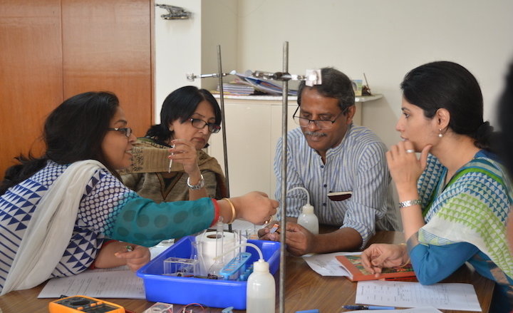 Burma&#x20;interacting&#x20;with&#x20;school&#x20;science&#x20;teachers