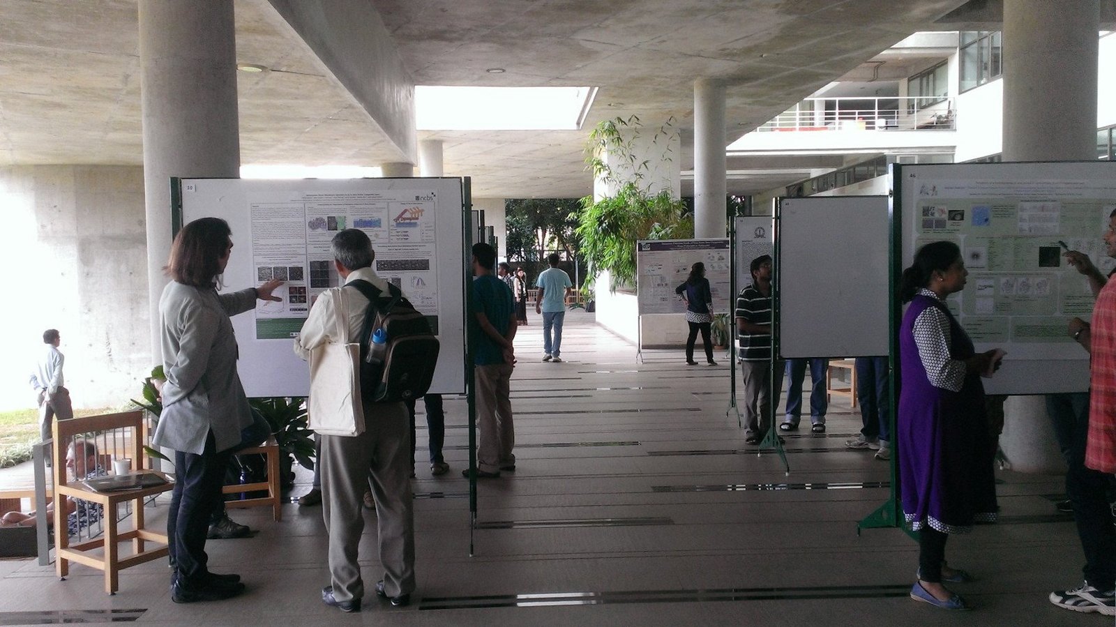 Poster&#x20;session&#x20;at&#x20;the&#x20;colonnade