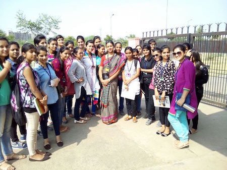 Sreemoyee&#x20;Chatterjee&#x20;with&#x20;students&#x20;during&#x20;a&#x20;site&#x20;visit&#x20;to&#x20;a&#x20;Waste&#x20;Water&#x20;treatment&#x20;plant&#x20;near&#x20;Jaipur