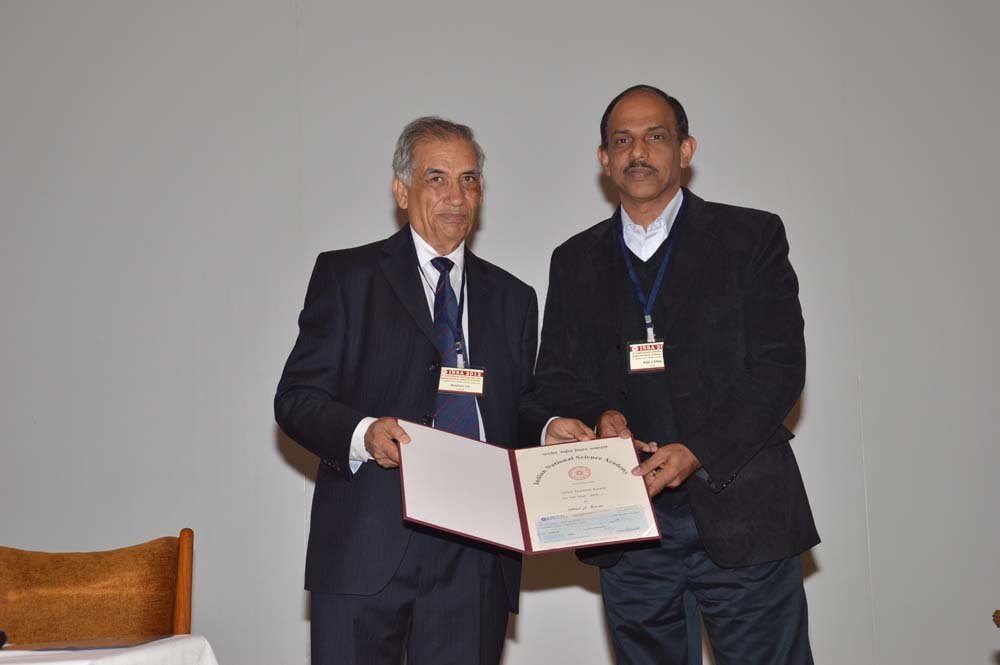 Prof.&#x20;Elias&#x20;receives&#x20;his&#x20;teaching&#x20;award