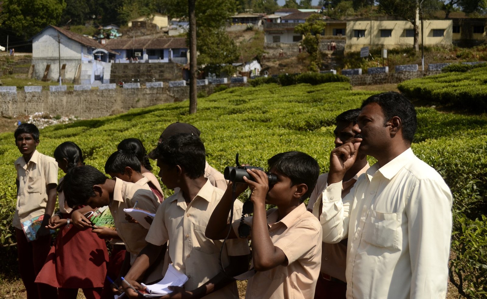 School&#x20;kids&#x20;watch&#x20;birds&#x20;on&#x20;Anaimalai&#x20;hills