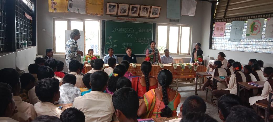 Demonstration to school students in a village. (Picture Credits: Uttara Chakraborty)