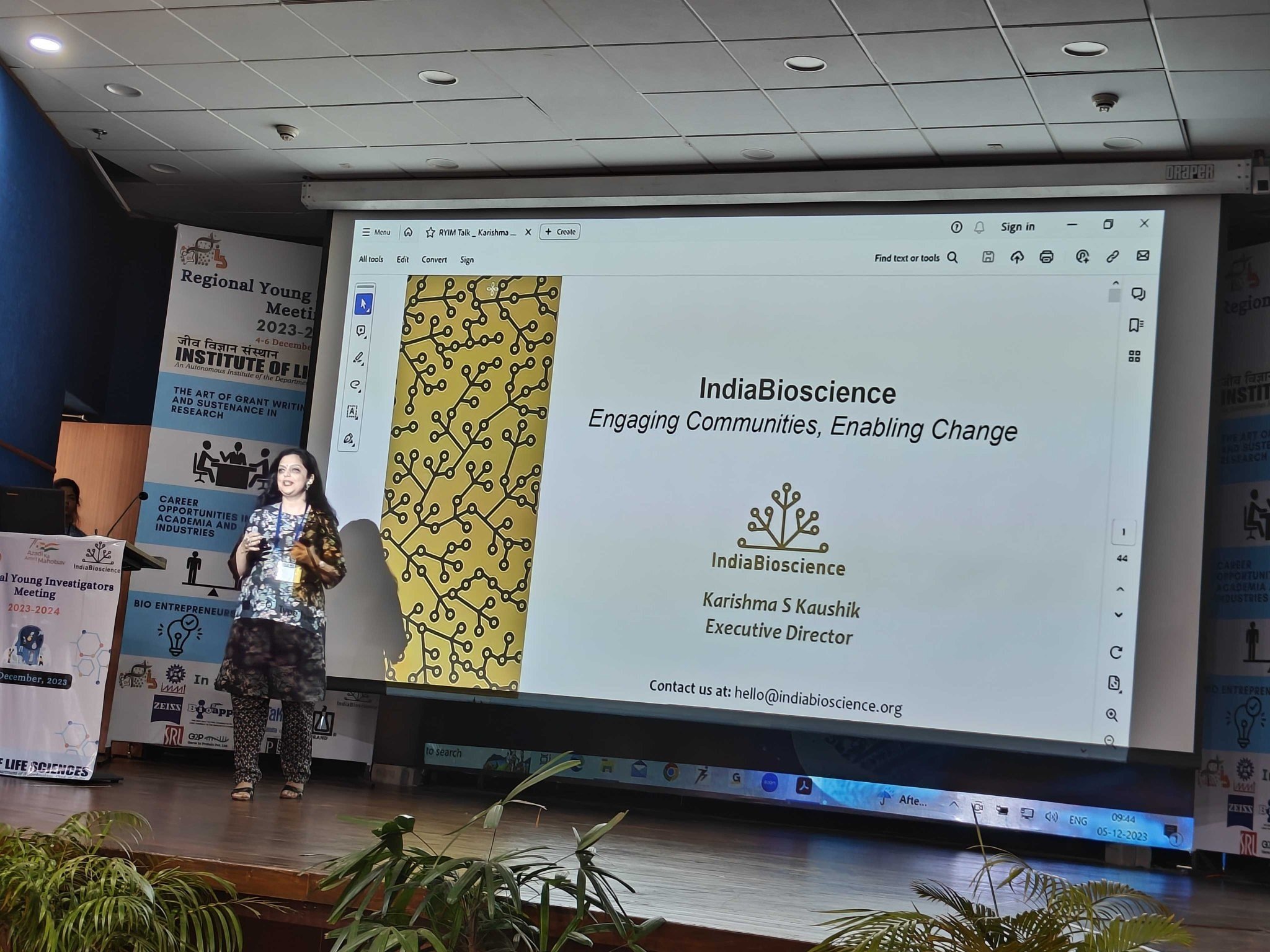 Karishma Kaushik talking about IndiaBioscience at RYIM Bhubaneswar. Credits: Rohini Karandikar.