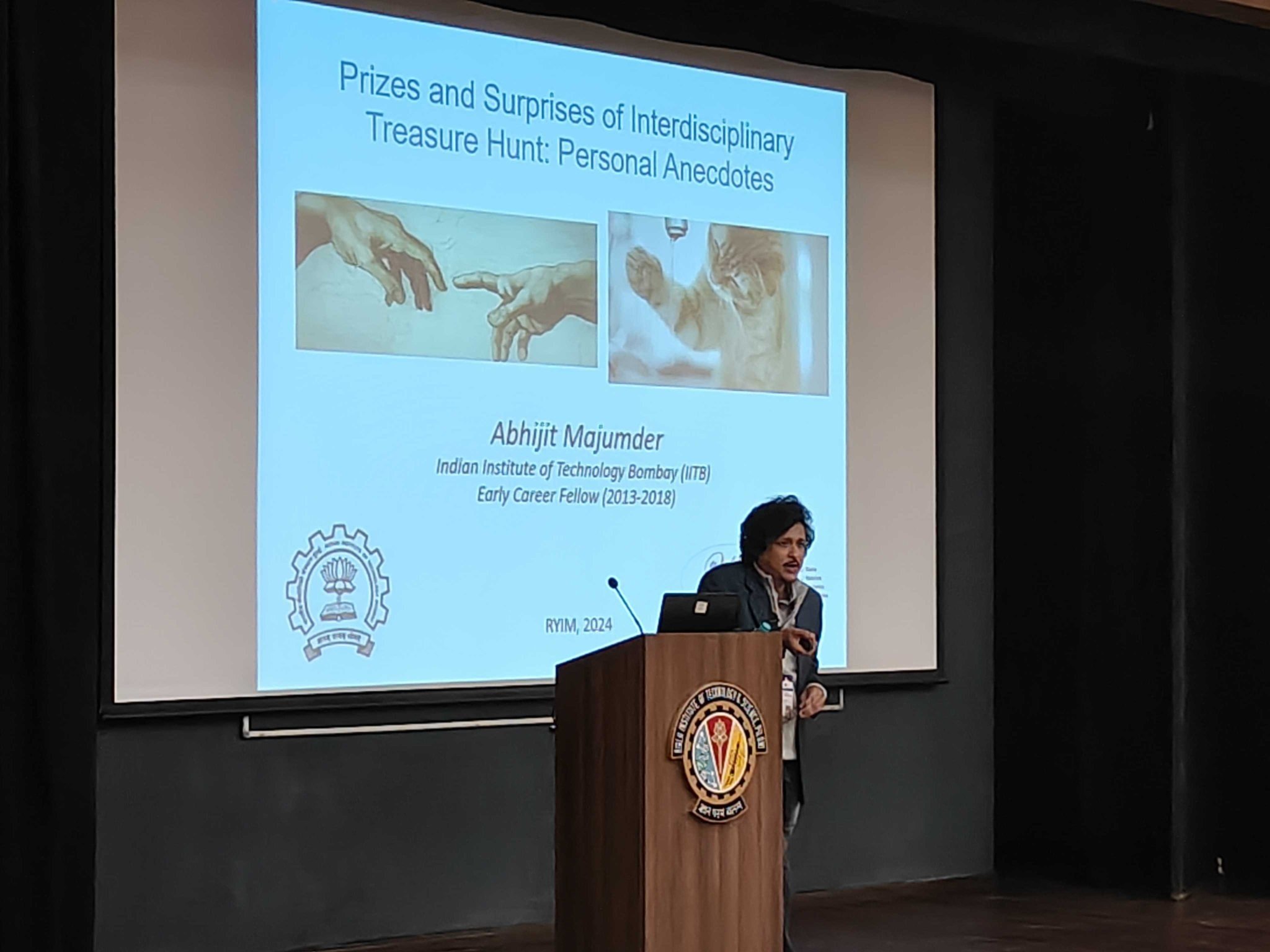 Abhijit Majumder giving a talk at RYIM Pilani. Credits: Rohini Karandikar.